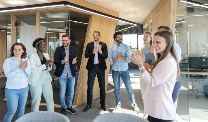 Le coach professionnel accompagne les transformations individuelles et collectives et envisage des futurs